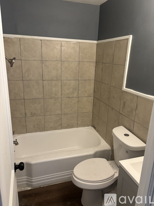A bathroom with a toilet, sink, and bathtub.
