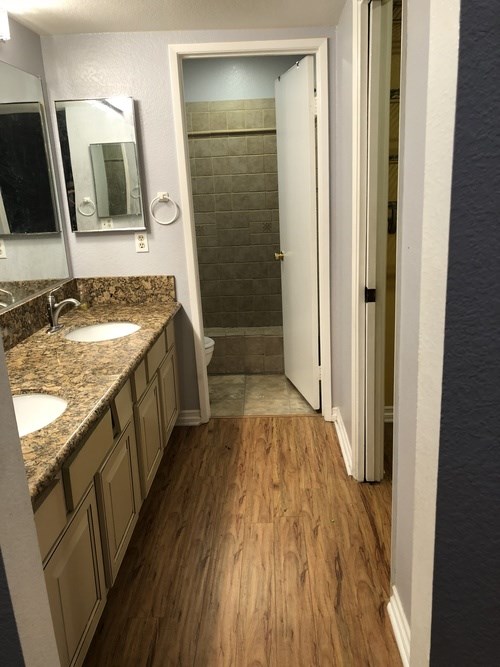 A bathroom with a sink and mirror.