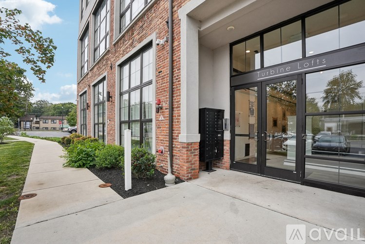 A building with a glass door entrance and a sign that says "turbine lofis".