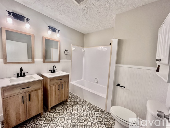 A bathroom with two sinks and a bathtub.