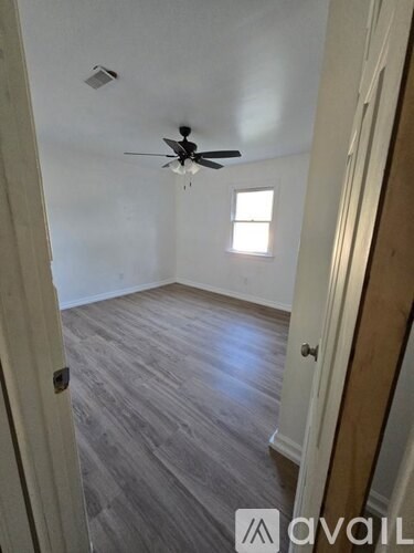 Source URL: https://prod-avail.s3.amazonaws.com/public_images/41515673/listing/368_libby_bedroom_2.jpg