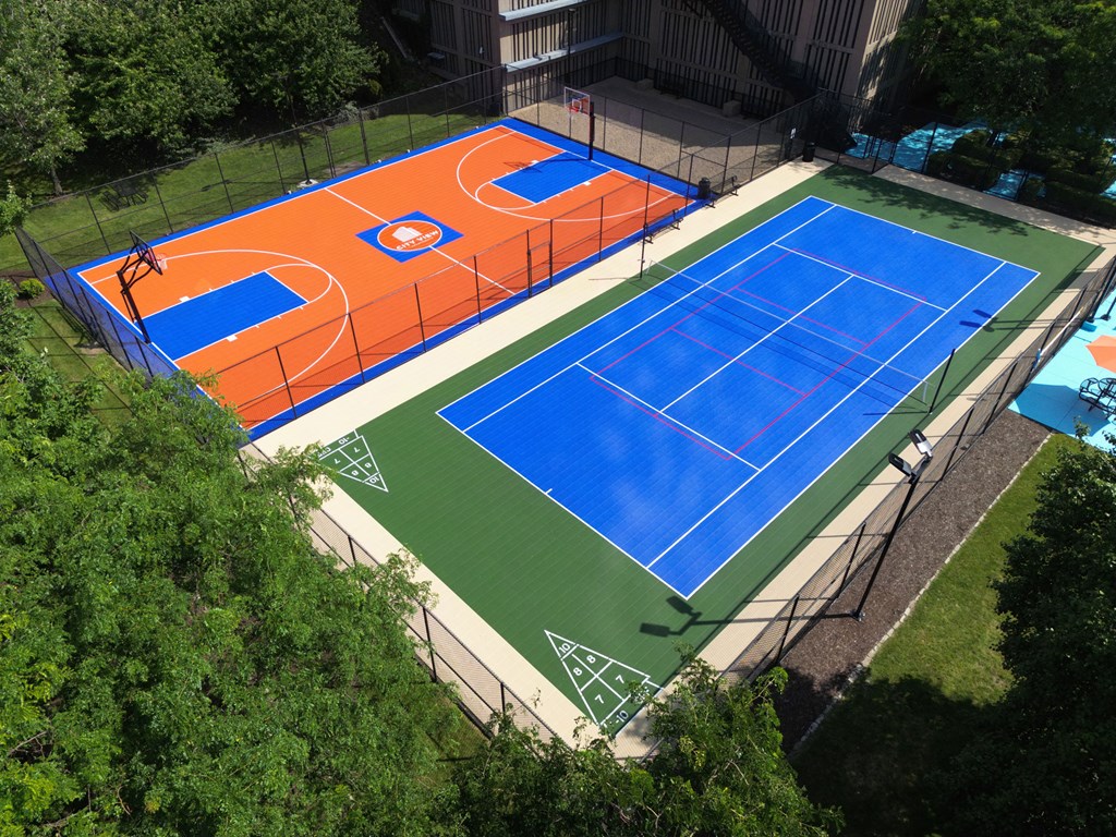 an aerial view of a blue and green tennis court