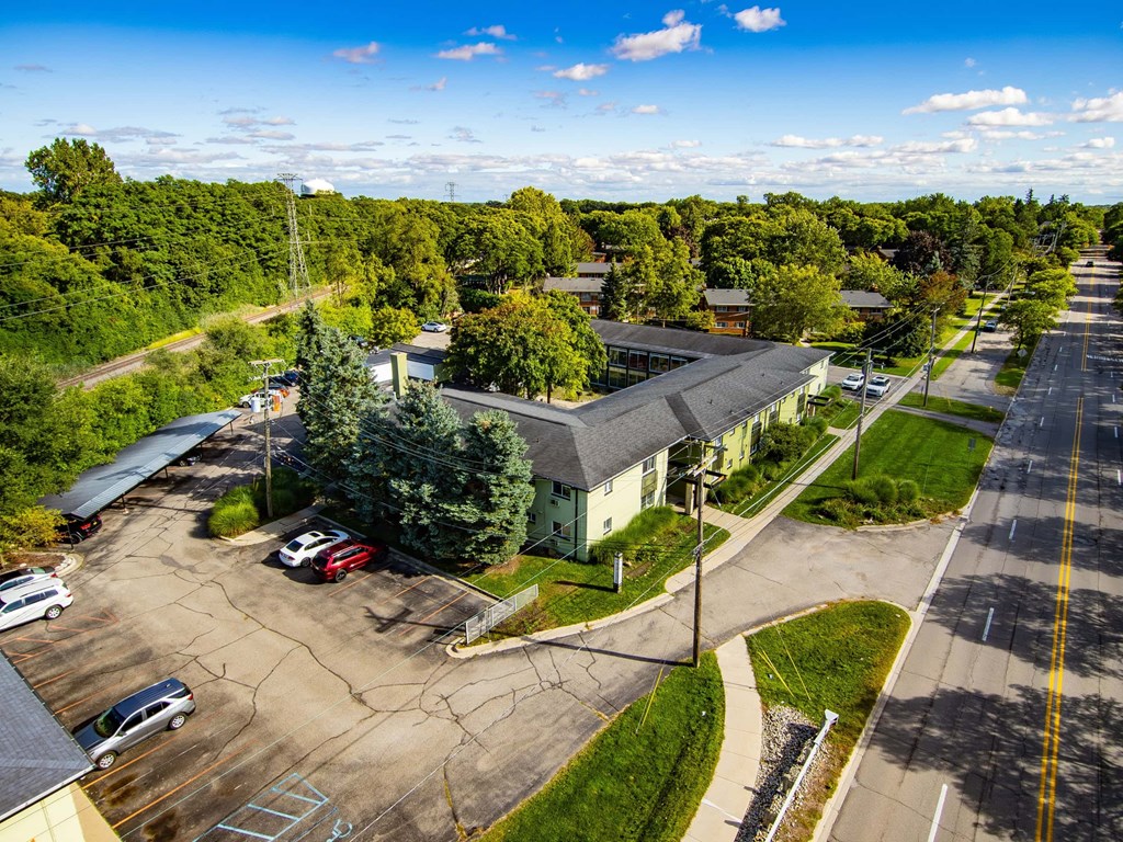A parking lot with cars and a building in the background.