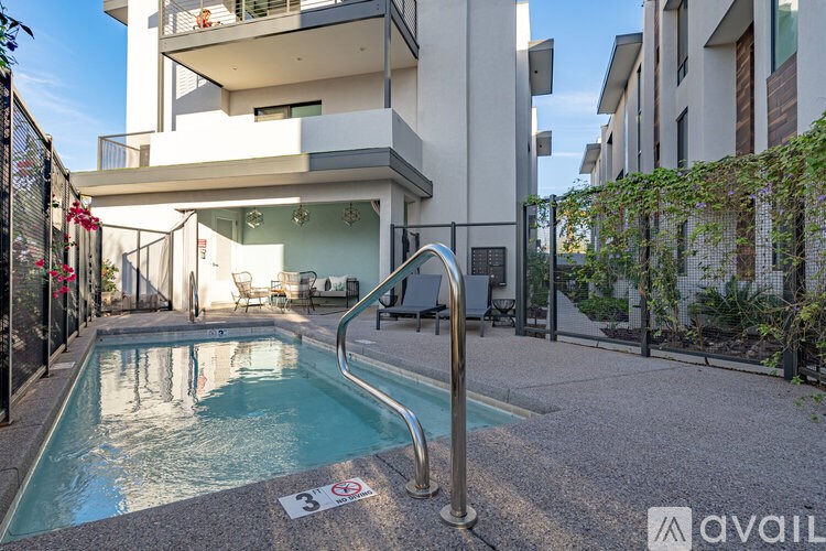 A pool with a 3 people maximum sign in the middle of it.