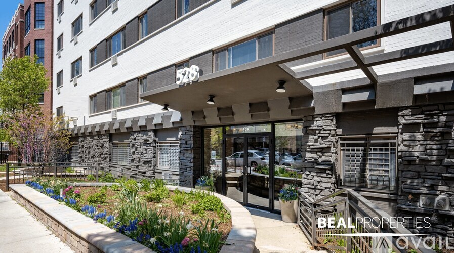 528 W Oakdale Ave Studio Condo for Rent - Photo gallery 5