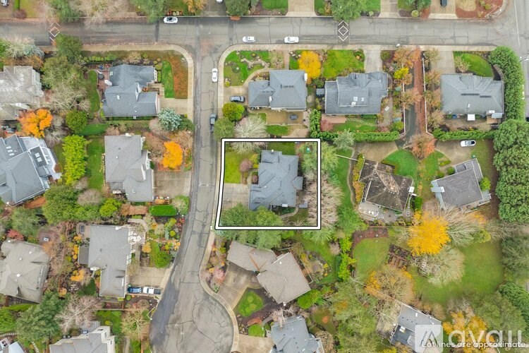 A bird's eye view of a neighborhood with a white square highlighting a specific house.