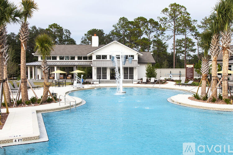 A large pool with a fountain in the middle of it.