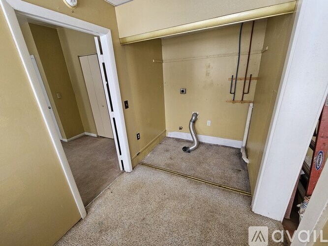 A room with a carpeted floor and a white door.