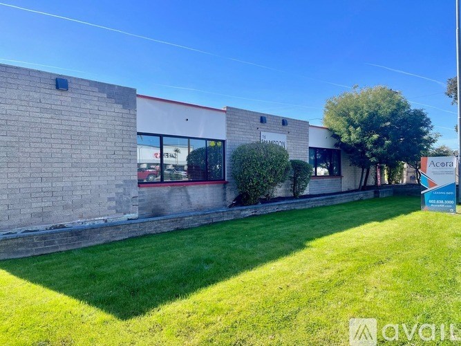 A building with a sign that says "Acura" on it.