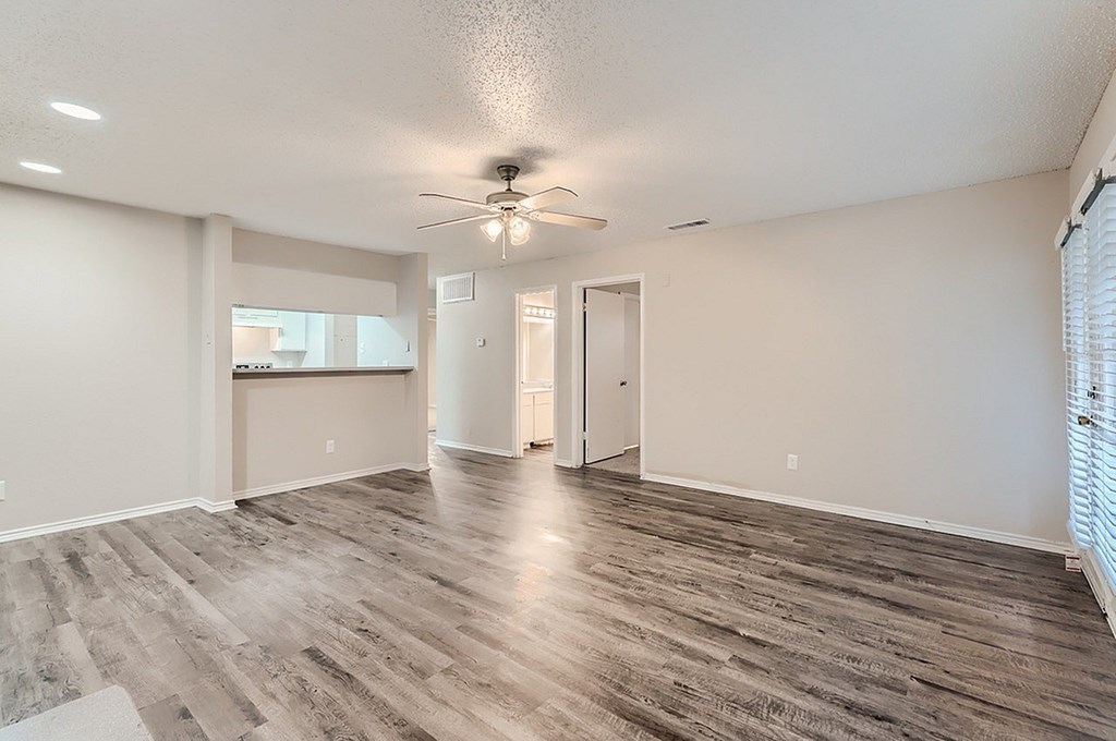 A room with a ceiling fan and lighting fixture.