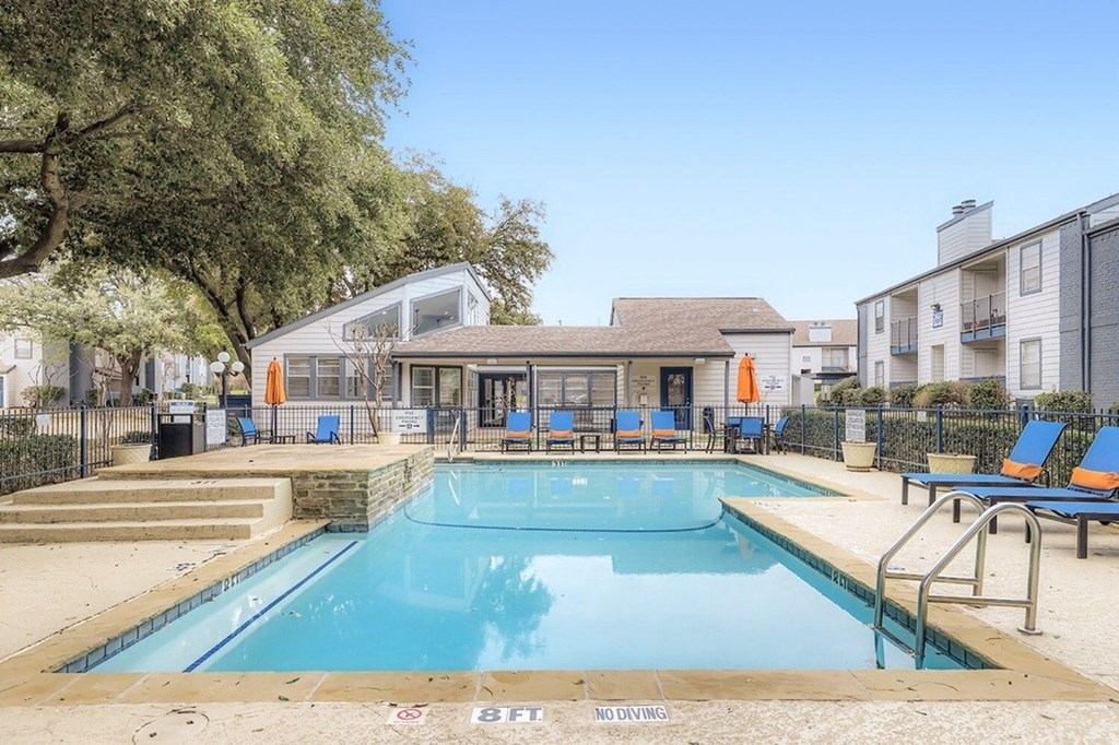 A pool with a sign that says no diving.