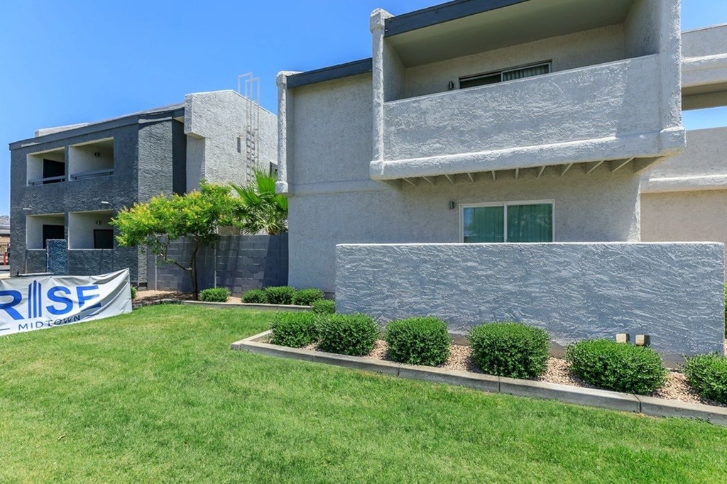 A building with a sign that says RISE MIDDLETOWN.