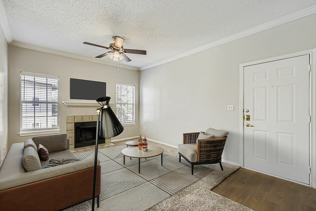 A fountain in the middle of a pool surrounded by chairs.