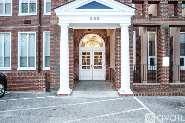 A building with the number 550 on it.