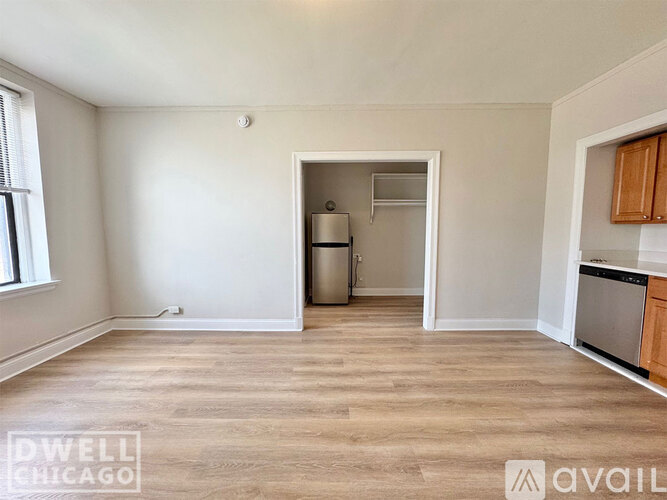 A floor plan of an apartment at 3335 West Diversey Avenue shows a living area, a kitchen, and a walk-in closet.