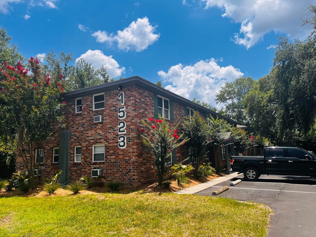 A brick building with the numbers 1523 on it.