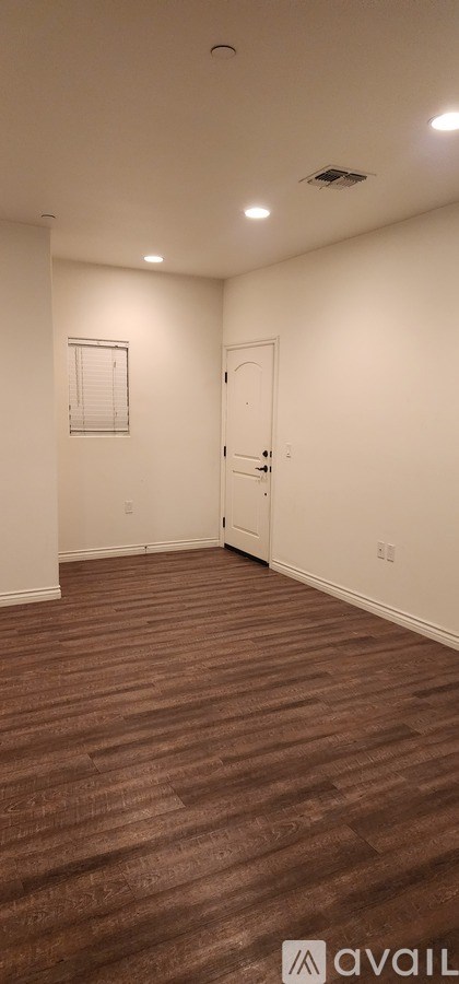 A room with a white ceiling and a brown floor.