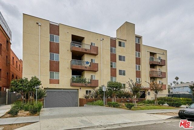 Apartment building photo of 1167 S Hoover St Apartments in Los Angeles, CA