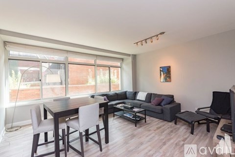 211 E Ohio St 2 Beds Apartment for Rent