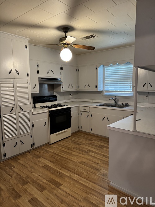 551 E 17th St 3 Beds Single Family Home for Rent - Photo gallery 3