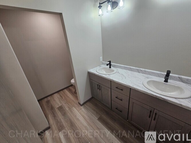 A bathroom with a sink and a mirror.