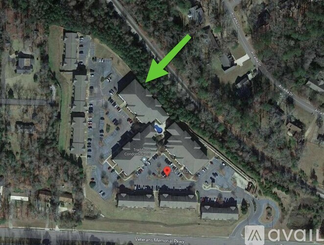 A green arrow points to a building on a campus.