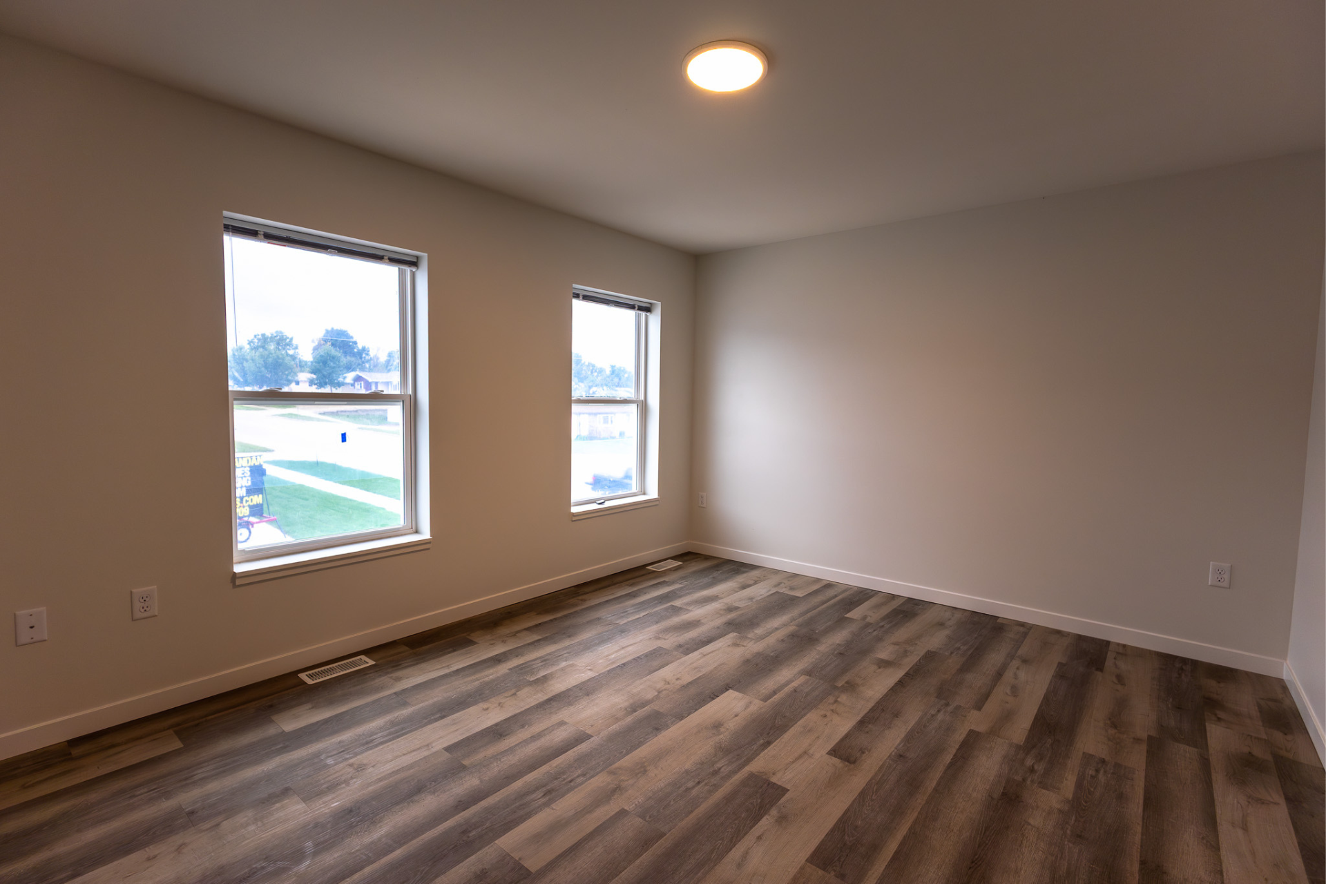 Large bedroom with windows.