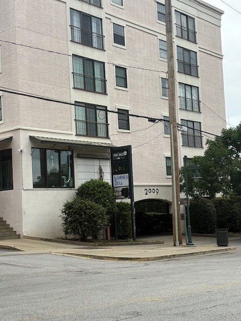 A tall building with the number 2009 on it.