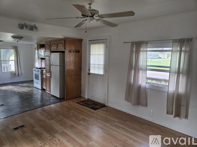 112 N Maple St 1 Single Family Home for Rent - Photo gallery 2