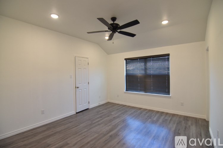A bathroom with a toilet, sink, and bathtub.