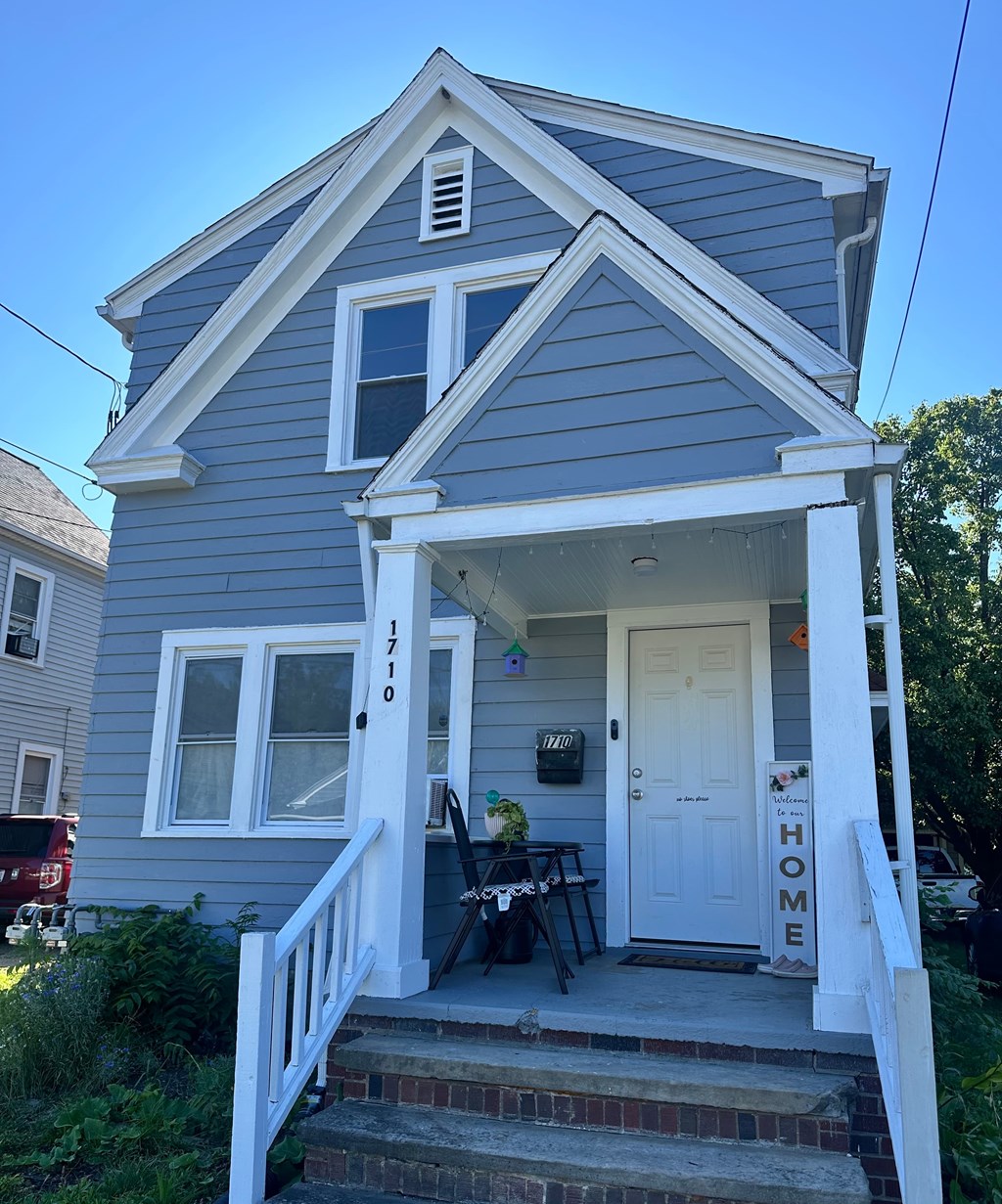 A house with the number 1710 on the front door.