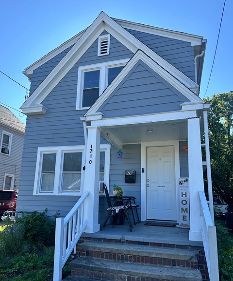 A house with the number 1710 on the front door.