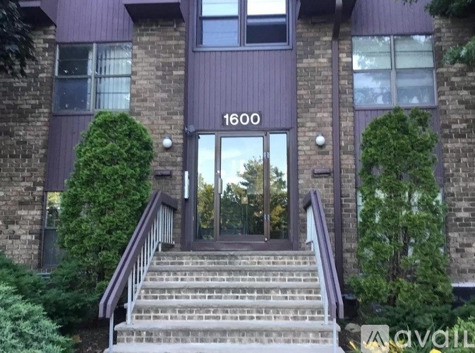 A building with the number 1600 on it.