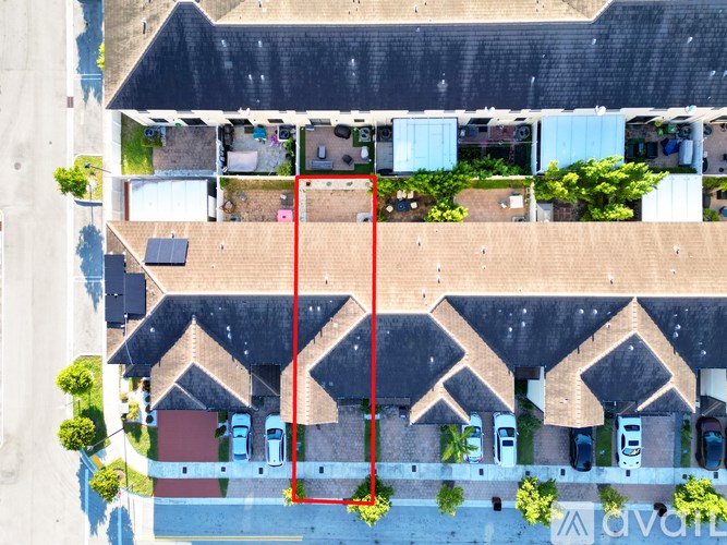 A red line is drawn on a photo of a house.