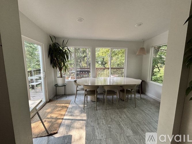 A dining room with a table and chairs is available for rent.