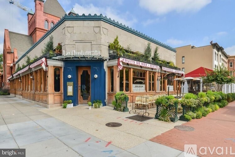 A blue building with a sign that says "La Famille" on it.