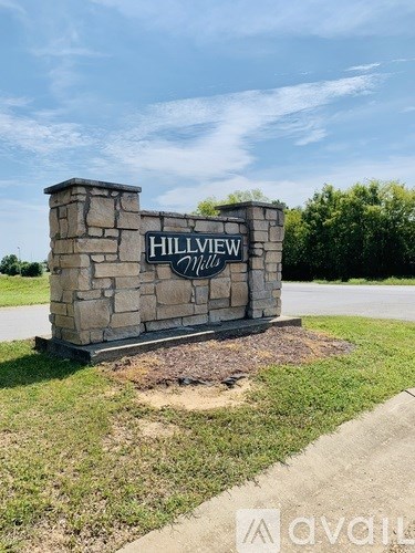 A stone pillar with the words "Hillview" written on it.