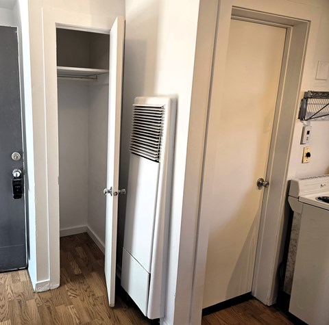 338 N 300 W Studio-3 Beds Apartment for Rent - Photo Gallery 5