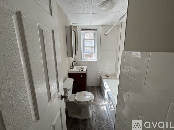 A bathroom with a toilet, sink, and bathtub.