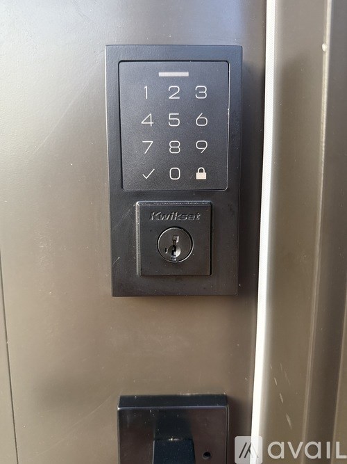 A keypad with numbers 1 to 10 and a key lock.