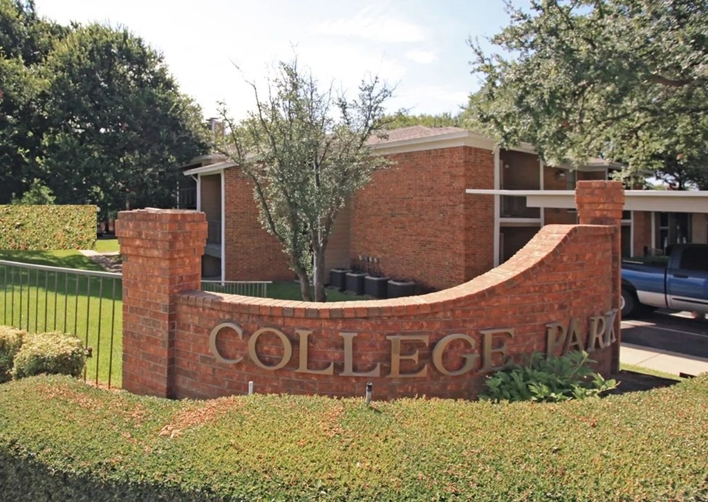 A brick archway with the words College Park on it.