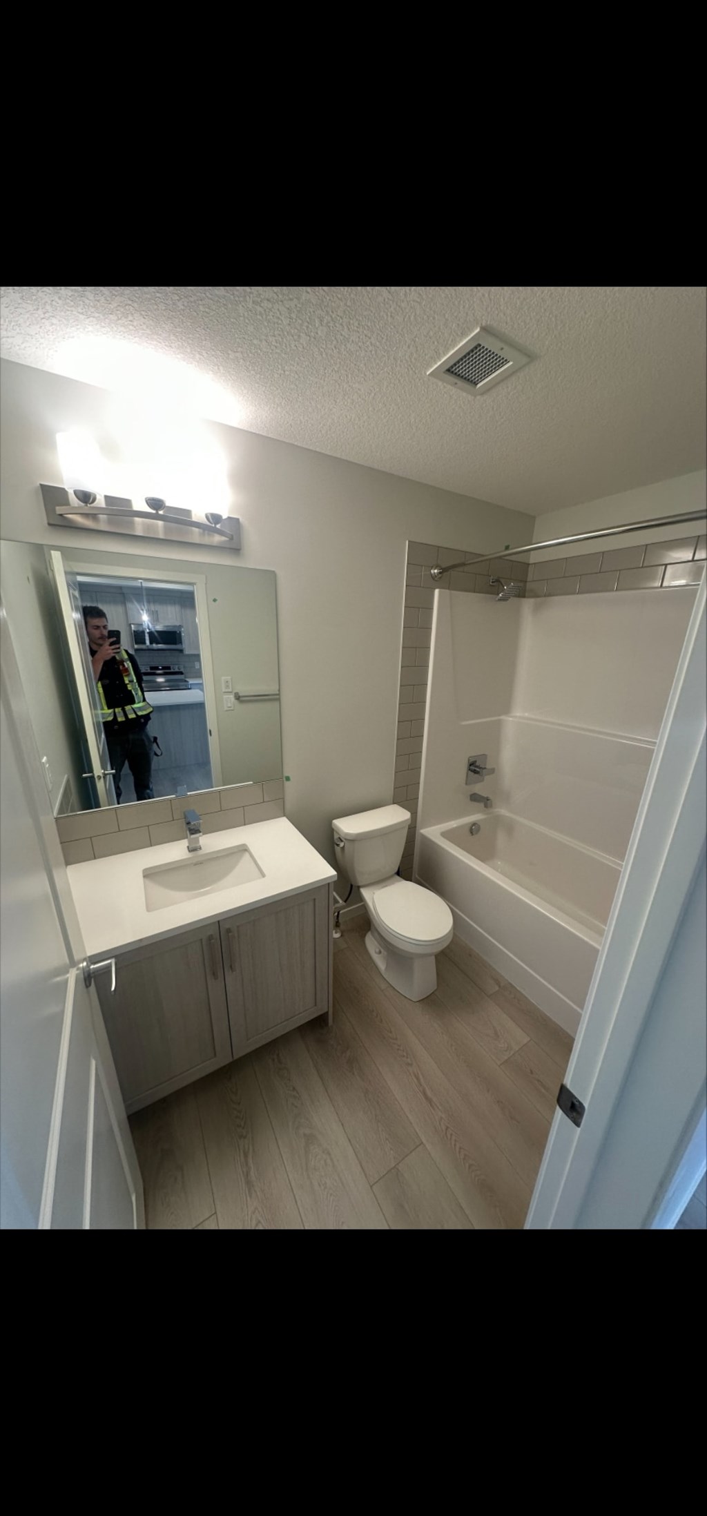 A bathroom with a toilet, sink, and bathtub.