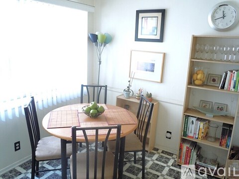A dining room with a round table and chairs.