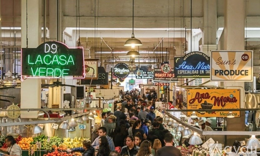 A busy market with a sign that says D9 Lacasa Verde.