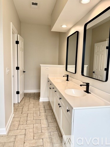 A bathroom with a sink and mirror.