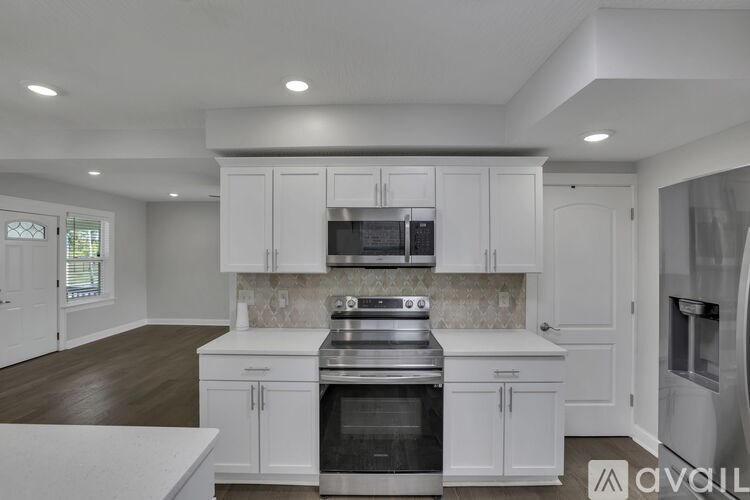 A map shows a route from one location to another with a blue line indicating the path and estimated travel time of 6 minutes.