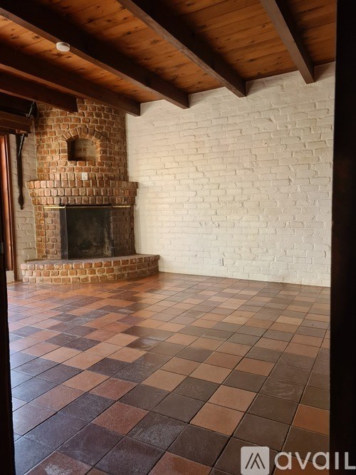 A room with a fireplace and a tiled floor.