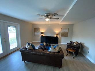 Living Room at Auburn Glen Apartments, Jacksonville, FL - Photo Gallery 4