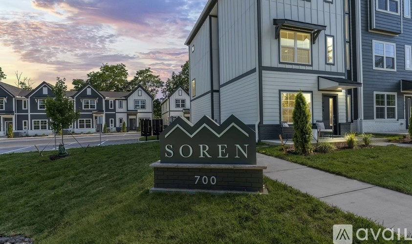 A sign in front of a building that says "Soren 700".