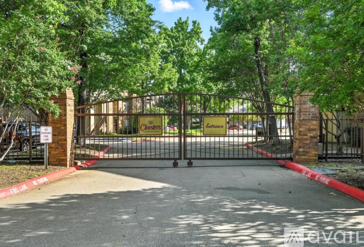 A gated entrance to a property with a sign that reads "Casas".